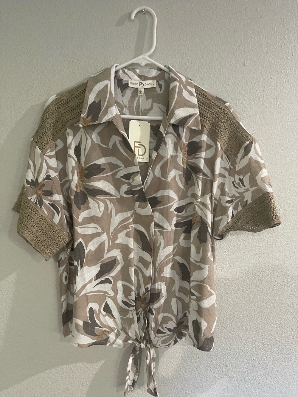 New Fred David women blouse size L floral beige/ white/ grey v-neck